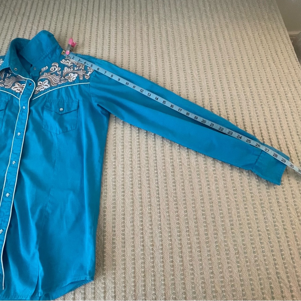 Women's Blue Embroidered Pearl Snap Long Sleeve Western Shirt - Size: Medium - Picture 8 of 9
